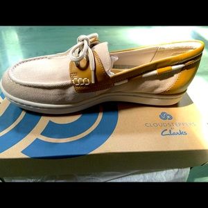 🤩 Women’s Clarks Cloud-steppers!!